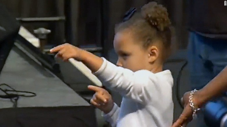 Stephen Curry&#39;s daughter steals the show