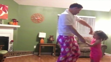 El tierno baile de un padre y su hija en pijamas se vuelve viral - CNN Video