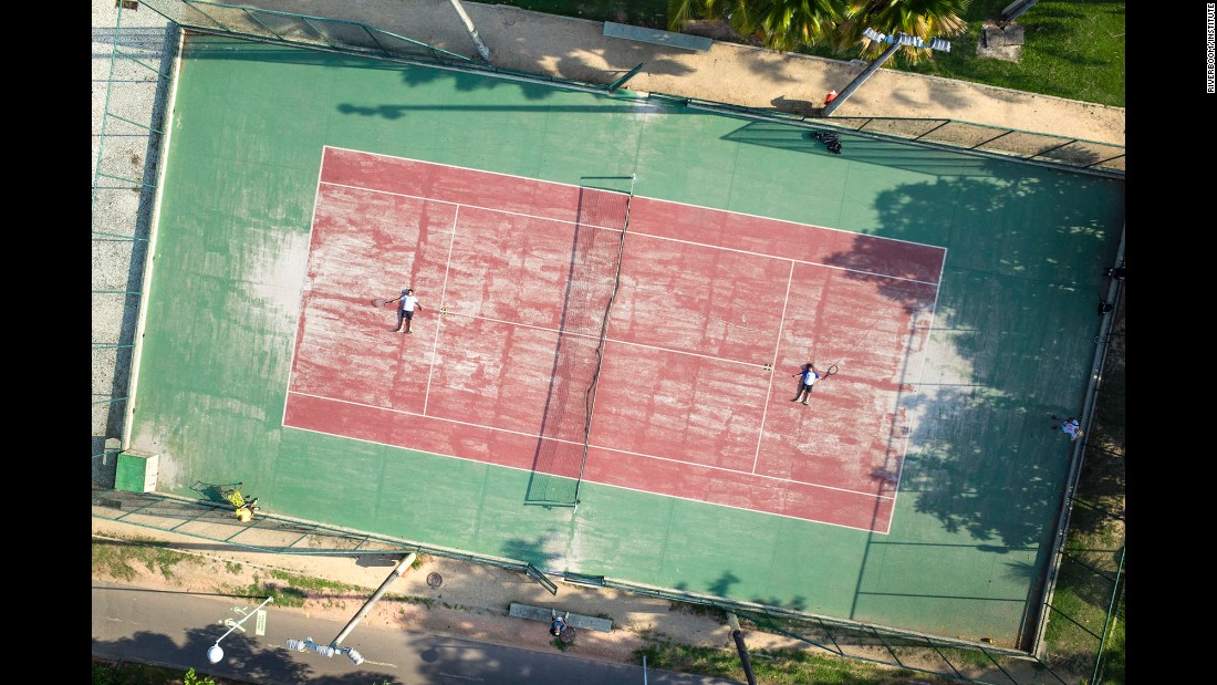 All around the the lake between Ipanema and Corcovado, there are numerous areas dedicated to sports. Most of the tennis courts in Rio are on private property, but these two are public and it is free to go there and play.