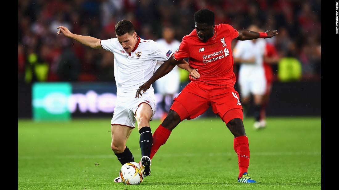 Gameiro competes for the ball with Liverpool&#39;s Kolo Toure.