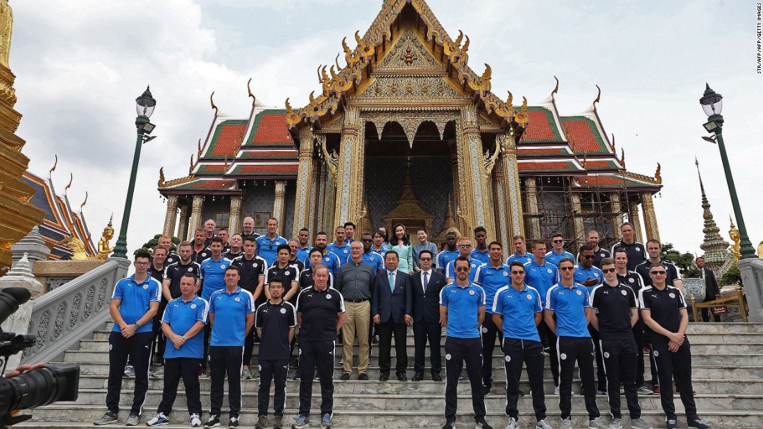 Ranieri, Vichai Srivaddhanaprabha (second row, center) and Aiyawatt  Srivaddhanaprabha (second row, center right) join players and staff in front of the Emerald Buddha temple in Bangkok.