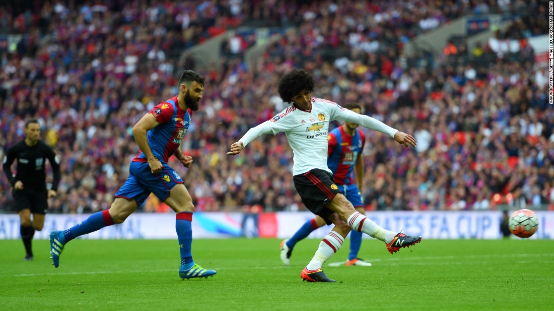 Marouane Fellaini came close to breaking the deadlock for United early in the second half. But the Belgian international&#39;s strike rebounded off the post.