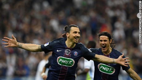 Paris Saint-Germain&#39;s Swedish forward Zlatan Ibrahimovic (L) celebrates with Paris Saint-Germain&#39;s Uruguayan forward Edinson Cavani (R) after scoring a goal during the French Cup final.