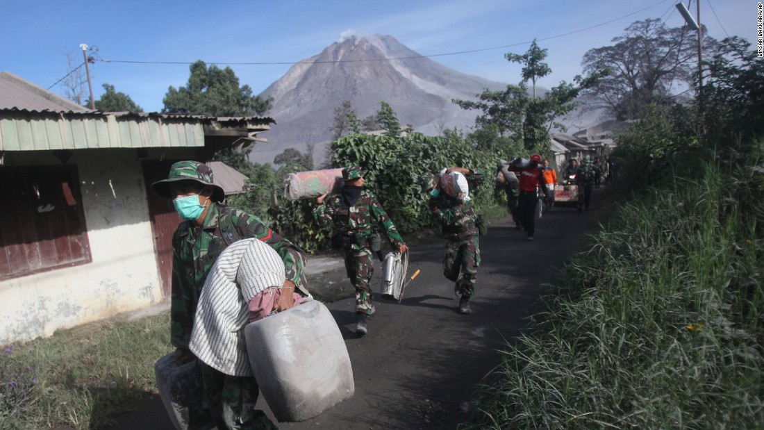 Indonesian soldiers carry people&#39;s belongings during an evacuation Sunday, May 22.