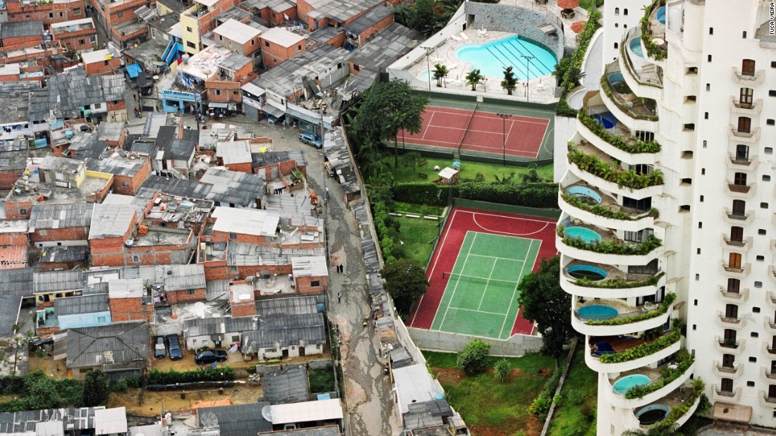 This image of Sao Paulo&#39;s Paraisopólis (&quot;Paradise City&quot;) shows the favela&#39;s stark contrast of rich and poor. 