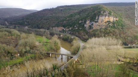 Vallée de l&#39;Aveyron near Bruniquel Cave where the structures were found.