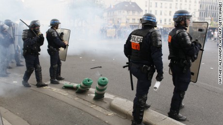 Police, protesters clash at Paris anti-labor reform rally