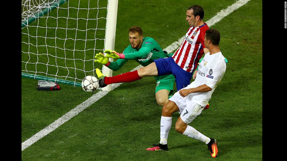Atletico Madrid&#39;s Jan Oblak and Diego Godin combine to stop a chance on goal by Cristiano Ronaldo.