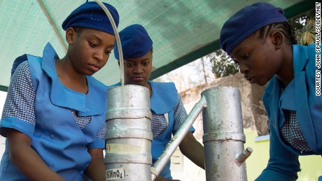 Las chicas aprendiendo ciencias desafiando a Boko Haram