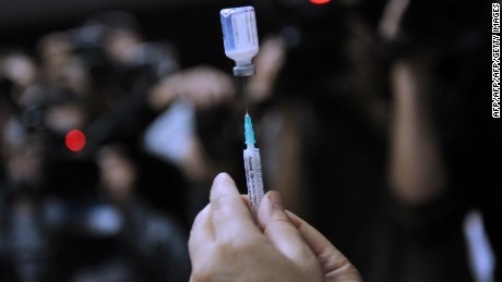 A nurse prepares a shot of the A(H1N1) vaccine (Pandemrix from Glaxo Smith Kline -GSK- laboratory) to a hospital staff member in Istanbul, on November 2, 2009. Turkey began vaccinating medical workers Monday as the death toll from the A(H1N1) virus in the country reached six, the health ministry said.   The latest victims of the disease were a 22-month-old baby and a 14-year-old boy who died overnight in the central city of Konya, a ministry statement said. Nine other people infected with swine flu were in serious condition in intensive care at the country&#39;s medical facilities, it added. AFP PHOTO / BULENT KILIC (Photo credit should read BULENT KILIC/AFP/Getty Images)