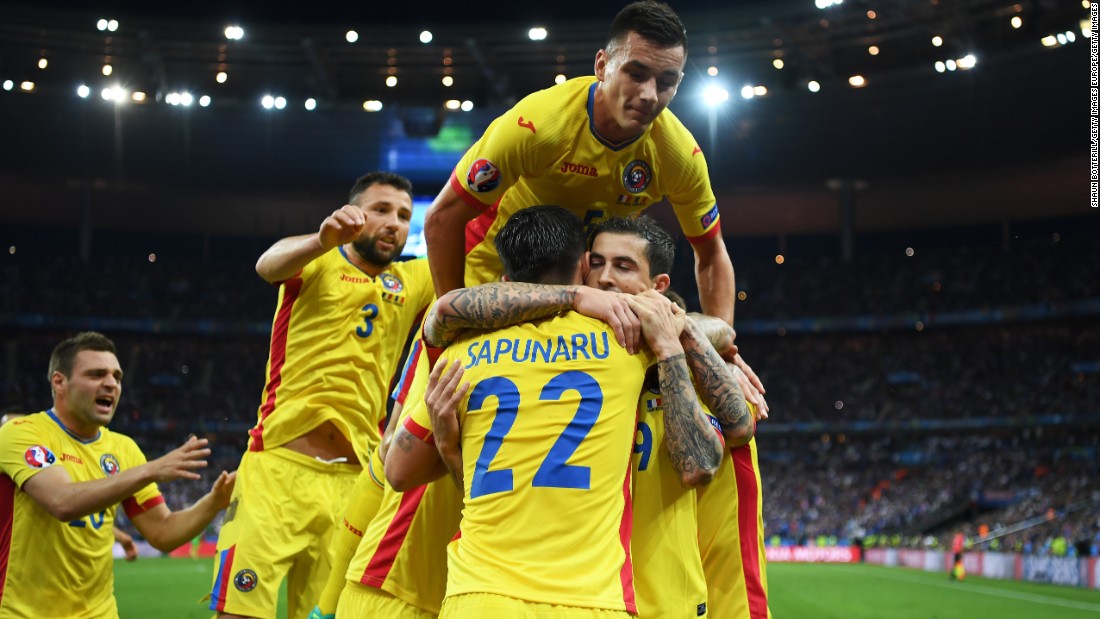 Romanian players celebrates Stancu&#39;s goal.