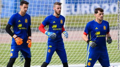 De Gea (C) warms up with fellow Spain keepers Sergio Rico (L) and Iker Casillas in La Rochelle, France.  
