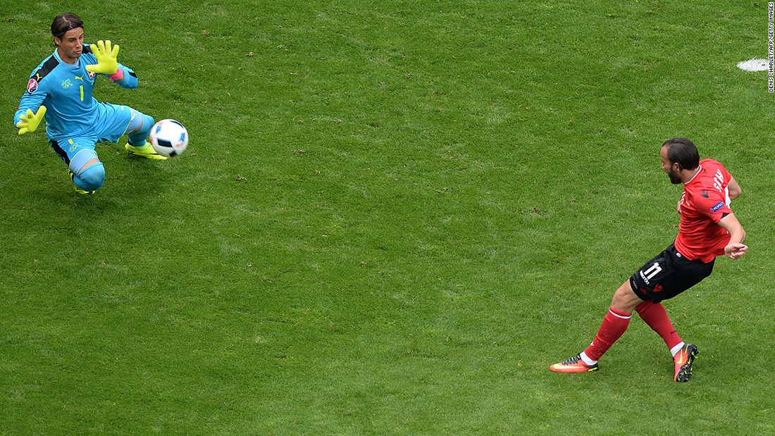 Albania&#39;s midfielder Shkelzen Gashi, right, misses a goal opportunity as Switzerland&#39;s goalkeeper Yann Sommer stops the ball.