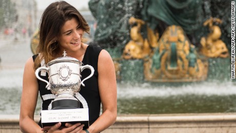 Spain&#39;s Garbine Muguruza poses for photographers with her trophy one day after winning her women&#39;s final match against US player Serena Williams at the Roland Garros 2016 French Tennis Open on June 5, 2016 at Place de la Concorde in Paris. / AFP / MARTIN BUREAU        (Photo credit should read MARTIN BUREAU/AFP/Getty Images)