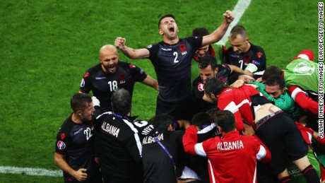 Albania players celebrate Sadiku&#39;s goal