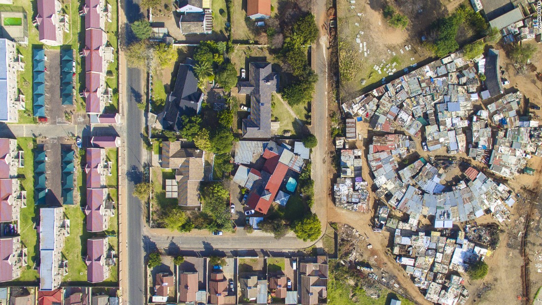 When Miller tried to access Cape Town&#39;s more affluent areas, he was stopped by security guards. &quot;You have two or three meter high fences with electric fencing and often barbed wire, which is the norm for South Africa&quot;, he says. His drone shots allowed him to bypass security. 