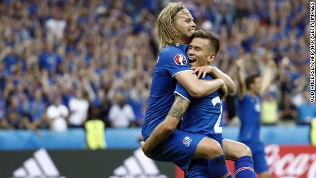 Arnor Ingvi Traustason (R) celebrates scoring Iceland&#39;s historic winning goal with teammate Birkir Bjarnason