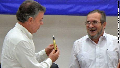 Colombian President Juan Manuel Santos (L), the head of Colombia's FARC guerilla, Timoleon Jimenez, aka "Timochenko" (C) and Cuban President Raul Castro (R), during the  signing of the ceasefire between the Colombian government and the FARC guerrilla in Havana on June 23, 2016.
Colombia's government and the FARC guerrilla force signed a definitive ceasefire Thursday, taking one of the last crucial steps toward ending Latin America's longest civil war. / AFP / ADALBERTO ROQUE        (Photo credit should read ADALBERTO ROQUE/AFP/Getty Images)