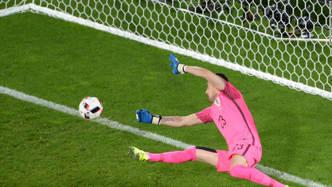 Croatia goalkeeper Danijel Subasic tries to stop Portugal&#39;s goal in extra time.