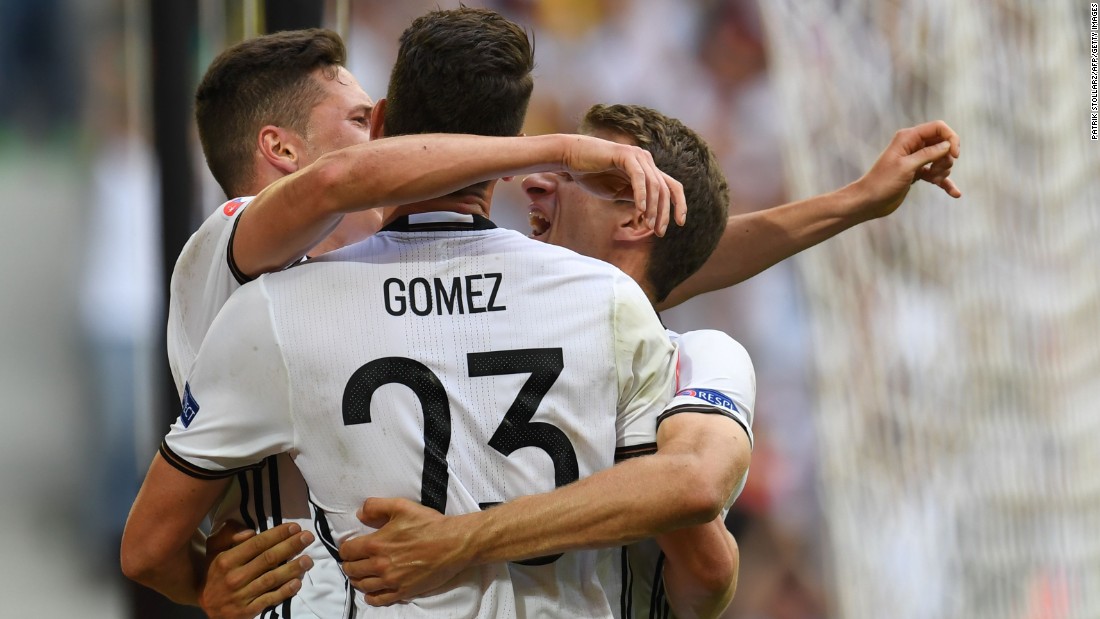 Germany&#39;s forward Mario Gomez, center, celebrates with midfielder Julian Draxler and midfielder Thomas Mueller, right, after scoring.