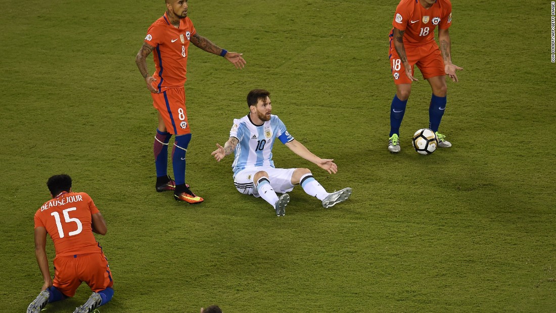 Argentina&#39;s Lionel Messi gestures surrounded by Chile&#39;s Jean Beausejour, left, Chile&#39;s Arturo Vidal and Chile&#39;s Gonzalo Jara, right. 