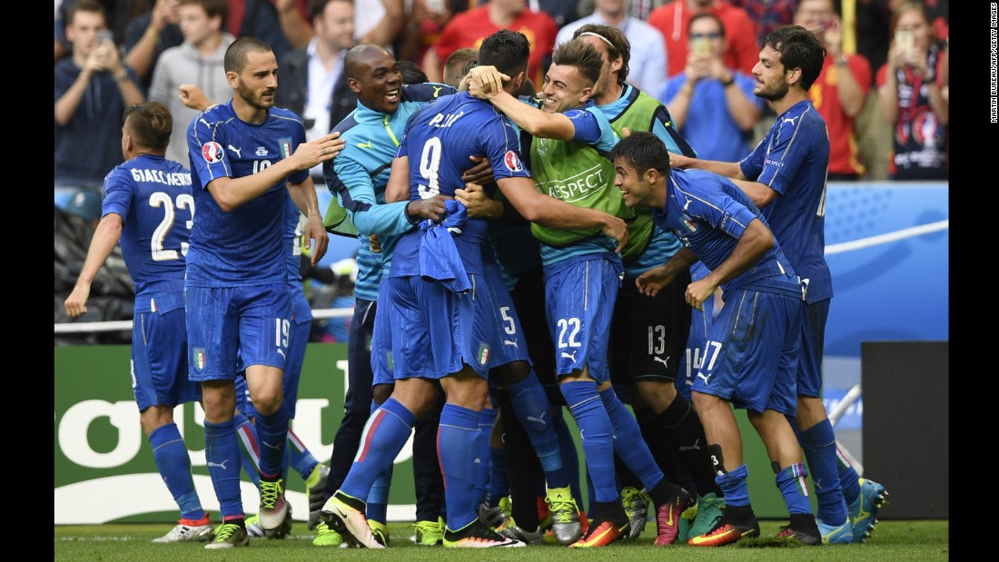 Italian players react after Pelle&#39;s goal in second-half stoppage time. Spain, the European champions in 2008 and 2012, had defeated Italy in the 2012 final.