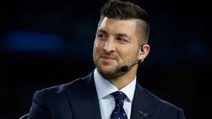 Tim Tebow Comforts Family With Prayer During In-Flight Emergency