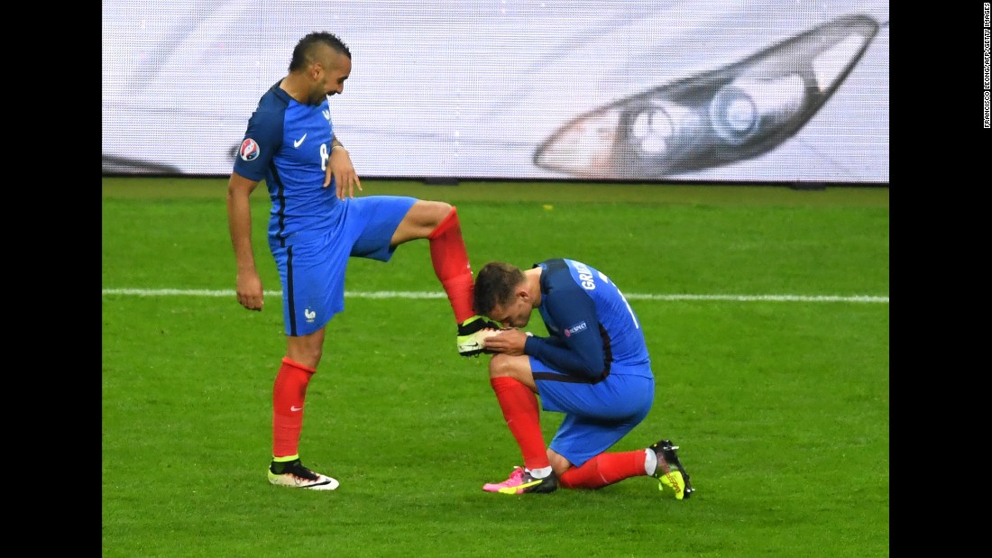 France&#39;s forward Dimitri Payet&#39;s shoe is kissed by teammate forward Antoine Griezmann as they celebrate France&#39;s third goal. 