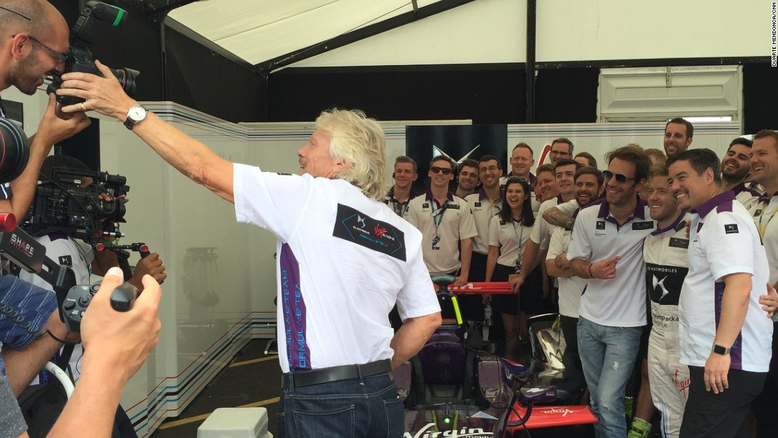 Branson and the Virgin team pose for a team photo ahead of Sunday&#39;s final race in London. 