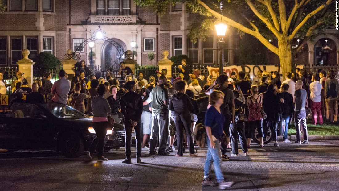 A crowd of community members gathers outside the governor&#39;s residence in St. Paul, Minnesota, following Castile&#39;s shooting.