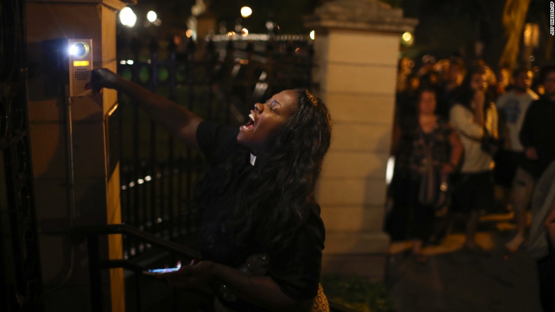 A woman rings the doorbell at the gate of the governor&#39;s home in Minnesota after Castile&#39;s shooting on July 6.