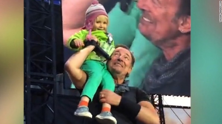 Bruce Springsteen sings duet with 4-year-old (2016)