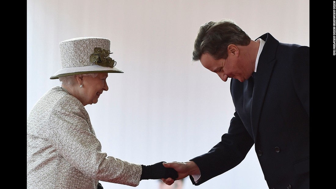 Cameron bows as he greets Queen Elizabeth II during the Mexican President&#39;s state visit on March 3, 2015.