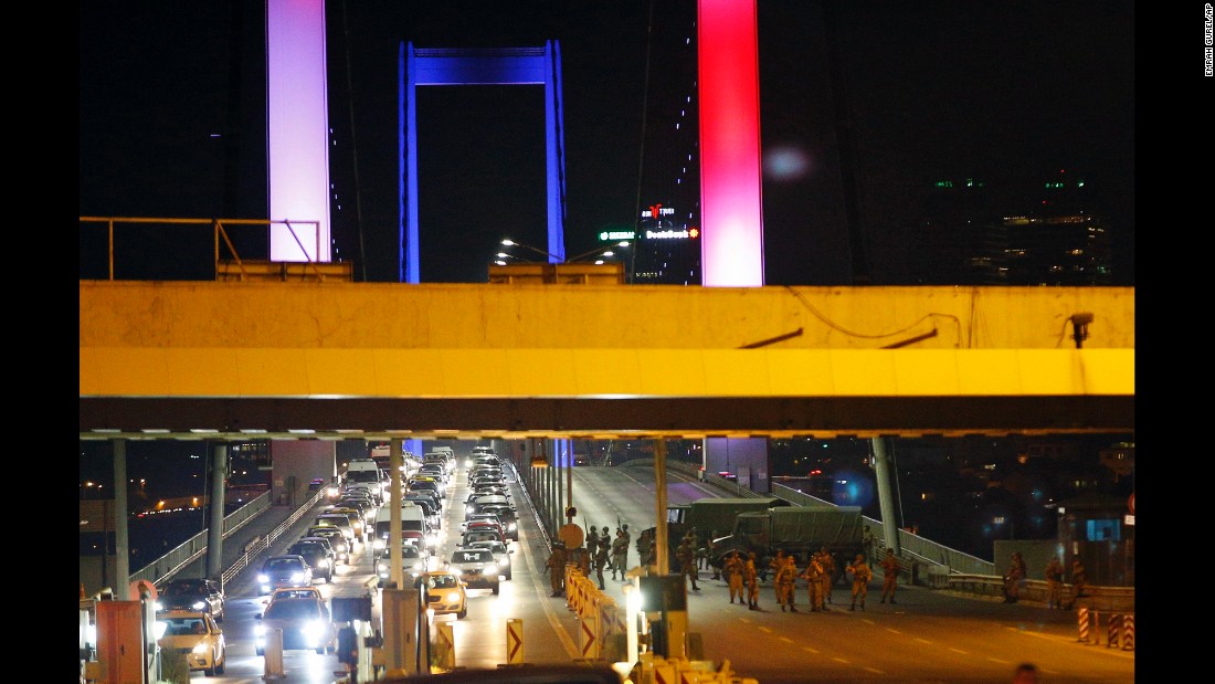 Turkish soldiers block Istanbul&#39;s iconic Bosphorus Bridge.&lt;br /&gt;