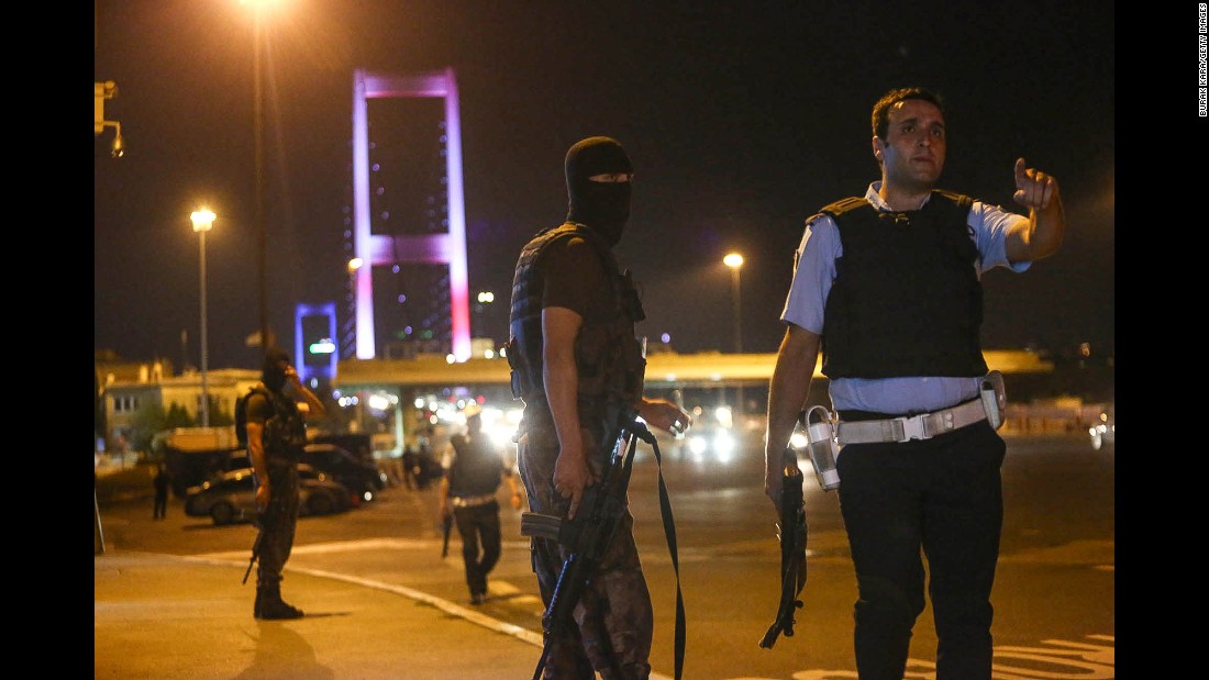 Turkish soldiers block Istanbul&#39;s Bosphorus Bridge.