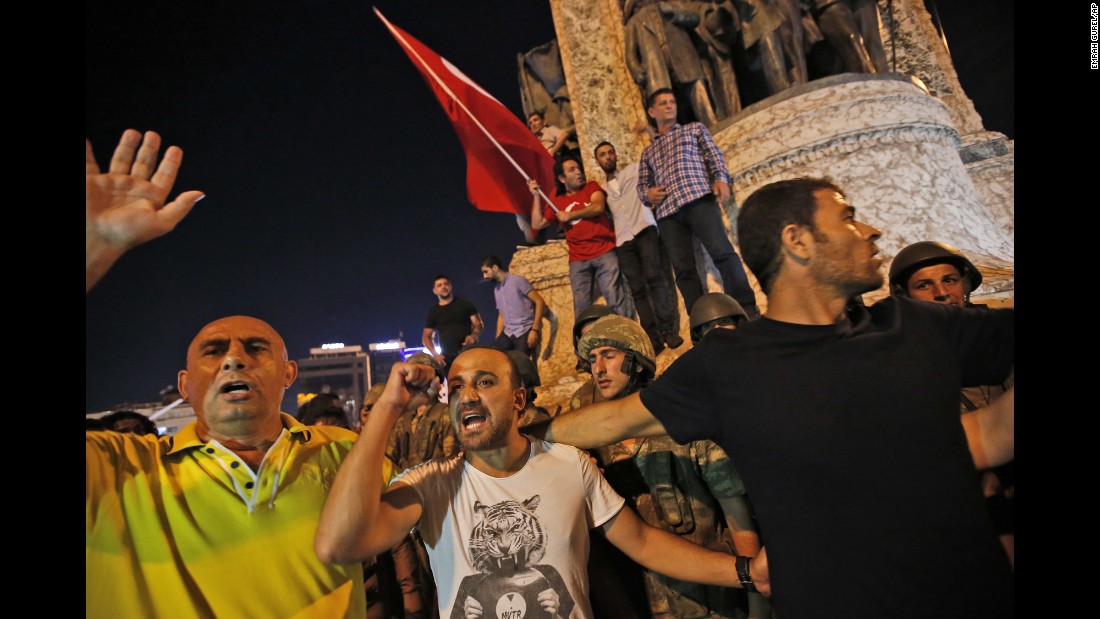 Supporters of President Recep Tayyip Erdogan protest in front of soldiers in Istanbul&#39;s Taksim Square.