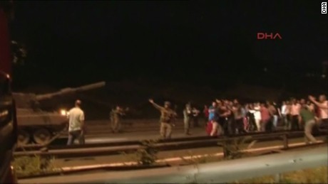 turkey military tank protesters gun firing vo_00003904.jpg