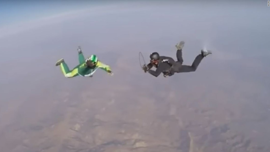 World First Skydiver Plummets 25 000 Ft With No Parachute Cnn