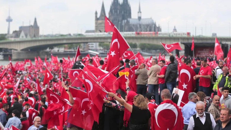 Germany Cologne pro-Erdogan rally Pleitgen looklive_00003825