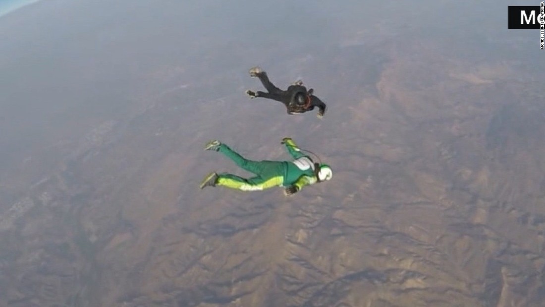 World First Skydiver Plummets 25 000 Ft With No Parachute Cnn