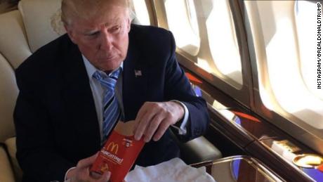 Trump takes a licking for eating finger lickin&#39; chicken with a fork. CNN&#39;s Jeanne Moos reports.      KFC Knife and Fork   How do you eat your KFC chicken? Well we now know Donald Trump eats his with a knife and fork. At least there&#39;s a knife and fork in the photo the Donald tweeted of himself getting ready to chow down on his private plane with a bucket of KFC next to him and a piece on his plate. Will combine this with Jon Stewart&#39;s rant when Trump ate pizza with a knife and fork. And we&#39;ll toss in characters on Seinfeld eating Snickers bars with cutlery. We recreated the Trump KFC tableau using our own bucket of KFC. Also did MOS asking folks how they eat their KFC, hands or knife and fork. The hands have it hands down.