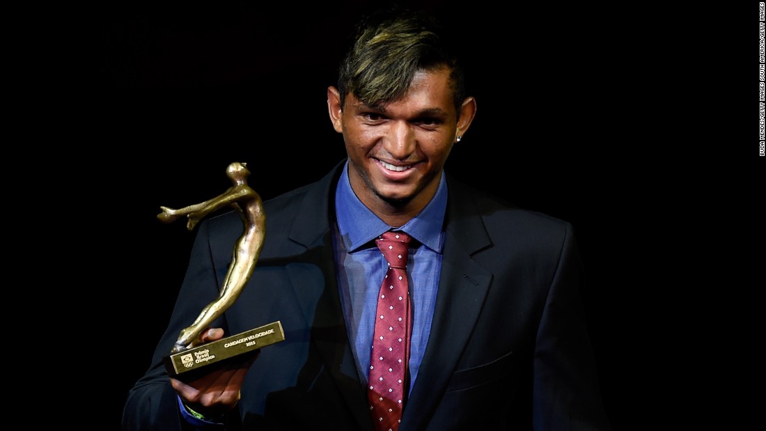 Isaquias Queiroz picks up Brazil&#39;s male athlete of the year award from the country&#39;s Olympic committee last year. This year, he&#39;s a leading contender for sprint canoe gold -- this all despite losing a kidney at the age of 10.
