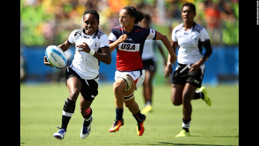 Timaima Ravisa of Fiji runs with the ball to score a try during the women&#39;s Pool A rugby match against the United States.