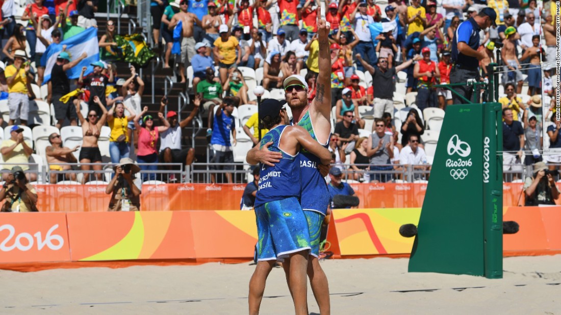 The Brazilian men&#39;s pairing of Bruno Schmidt (left) and Alison Cerutti gave the home fans something to cheer by beating Canada in the second match of the opening day.