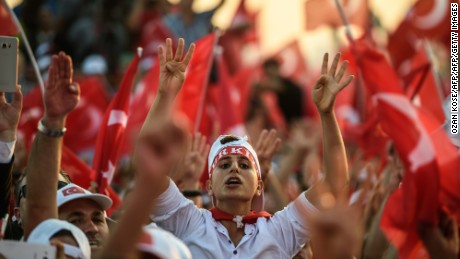 Hundreds of thousands of people gathered in Istanbul for a pro-democracy rally organised by the ruling party, bringing to an end three weeks of demonstrations.