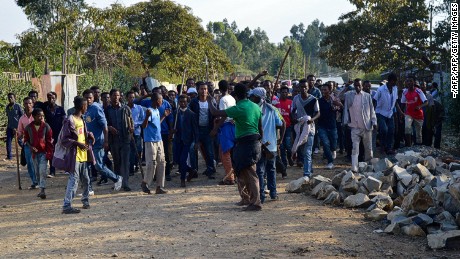 Ethiopians from Oromo group marching a road after protesters were shot dead by security forces in Wolenkomi, Addis Ababa, December 15, 2015