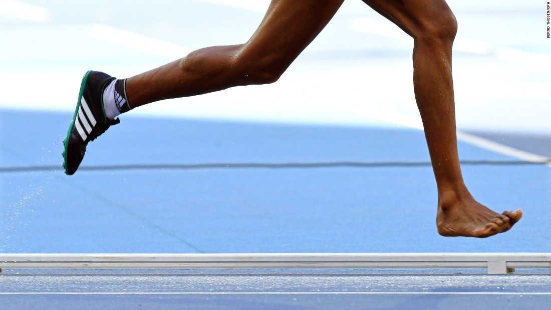 Etenesh Diro of Ethiopia loses her shoe during the women&#39;s 3,000-meter steeplechase heats.