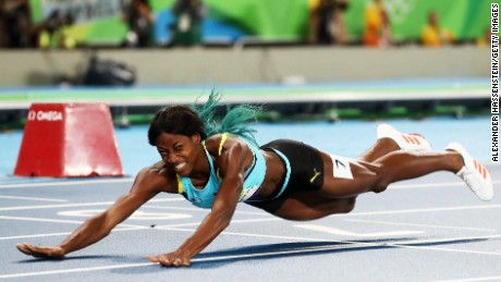 Shaunae Miller dives over the finish line to win the gold medal in the women&#39;s 400m final.