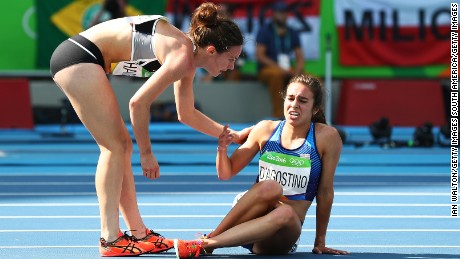 Runners Abbey D&#39;Agostino of the US and NZ&#39;s Nikki Hamblin epitomized the Olympic spirit Tuesday.