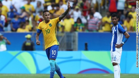 Neymar celebrates scoring against Honduras in the countries&#39; Olympic semifinal matchup.